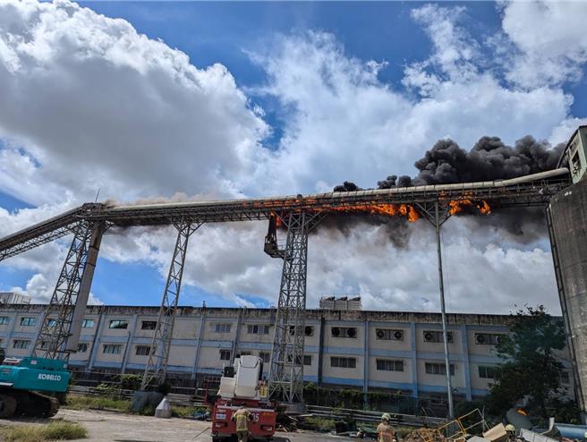 新营区太子路上的台湾纸业厂房今天窜出火烟，消防局据报派云梯车前往灌救。（读者提供／张毓翎台南传真）
