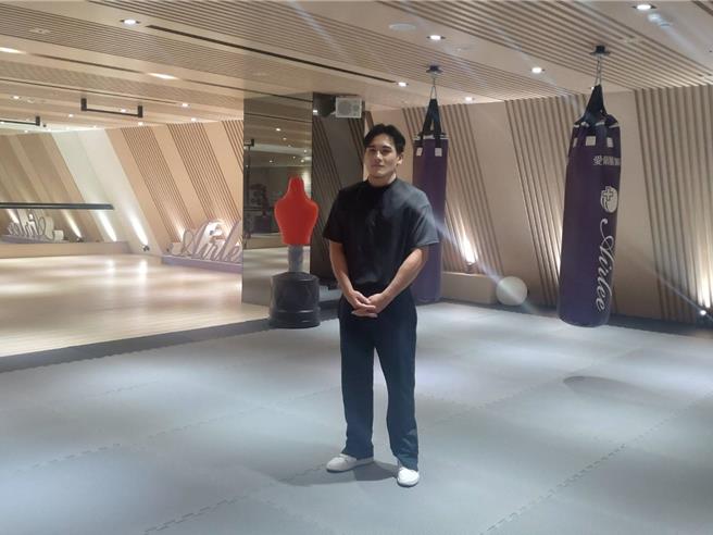 青柳克明被唐治平放鳥，在格鬥場上空等。（愛爾麗提供）