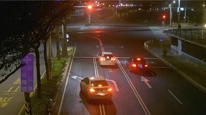 桃园市警察局科技执法2.0上路，对比去年同期，取缔件数增加267％、路口事故减少24.4％。（桃园市交通大队提供）