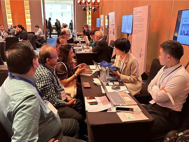 为了降低ECFA关税优惠取消衝击，经济部带台湾石化产业前往印度孟买举办石化交流会。会场买主络绎不绝，与我业者热烈洽谈。(贸协提供)