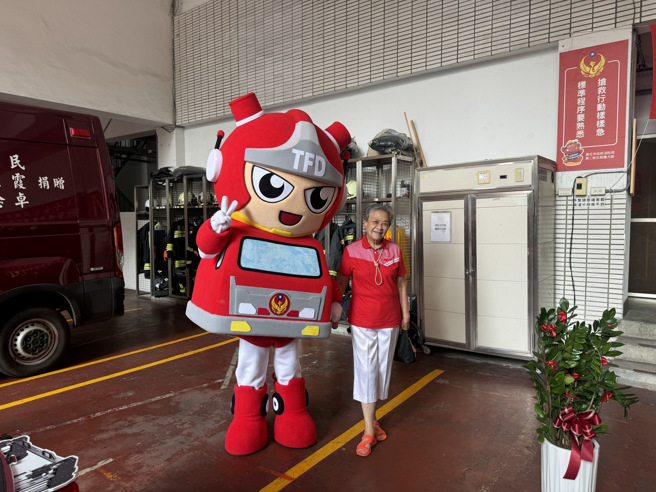 林清子女士熱心公益捐贈臺北市政府消防警備車1輛及重訓器材1批。（圖／消防局提供）