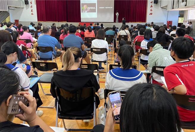 暨大附中將讓學生以選修的方式探索半導體科技，高中一年級新生報到率高達90.72％。（暨大附中提供／楊靜茹南投傳真）