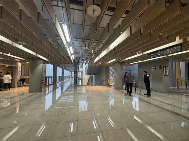 台北市10日下午雷雨，不只信义区发生淹水灾情，台北市立第二殡仪馆梯厅也淹水。（台北市议员陈怡君提供／刘彦宜台北传真）