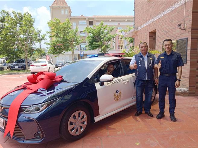 上水立方工程股份有限公司董事长杨天利（右二）11日捐赠1辆巡逻车予新湖分局湖镜派出所。（邱立雅摄）