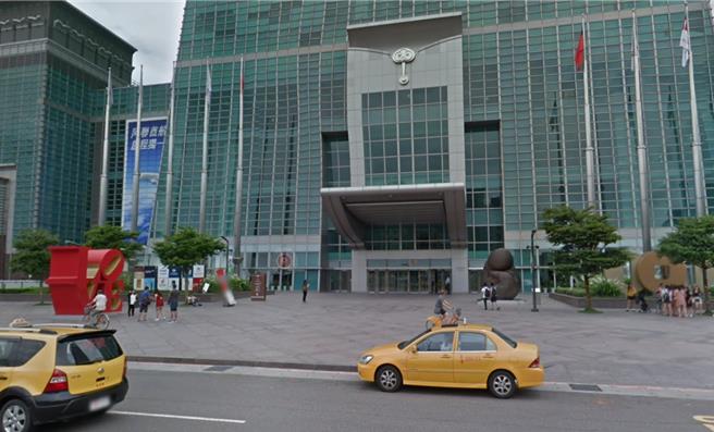 台北101大樓位於信義路5段人行廣場一處廣告招牌，改申設為具聲光效果的LED螢幕，今（11）日由台北市都審會審議。（圖／翻攝自Google 地圖）