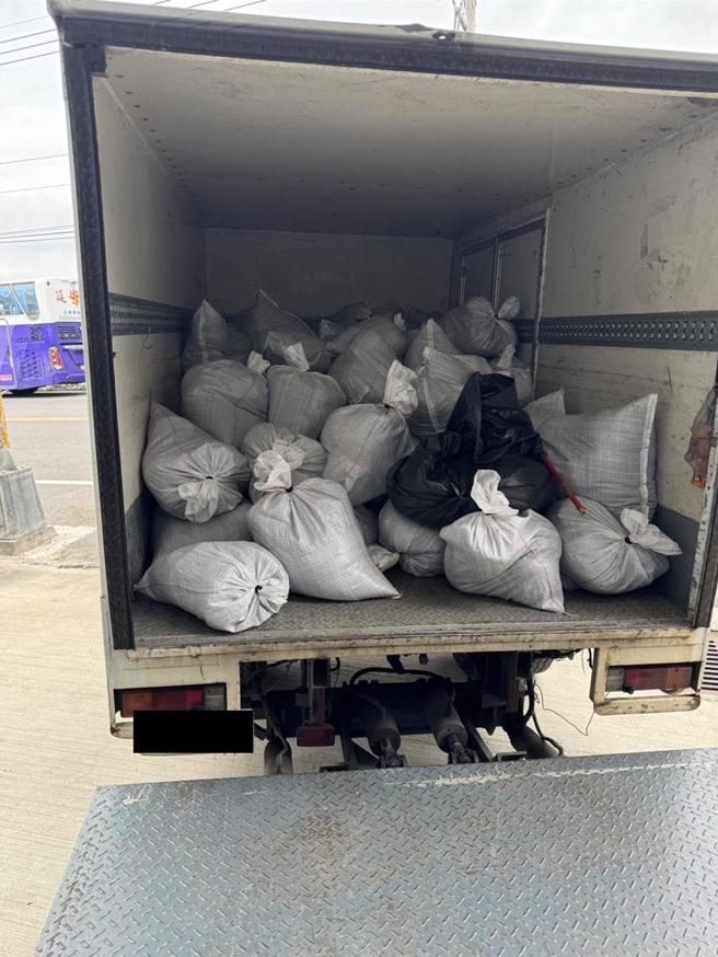 警方查獲兩輛貨車內有上千株大麻植栽的根部。（翻攝照片／林郁平台北傳真）
