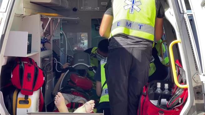 台東富岡漁港11日1名老翁連人帶電動車不明原因落海OHCA。（讀者提供／蔡旻妤台東傳真）