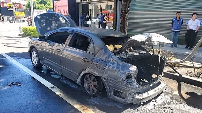 高雄市博爱一路与大顺路口，今11日下午13时37分发生一起火灾。（图／警方提供）