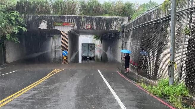 基隆市七堵區11日下午突然下起大雨，堵南1-1地下道再度積水，並造成一部路過貨車當場拋錨。市府也緊急封閉雙向車道禁止通行。（張志康攝）