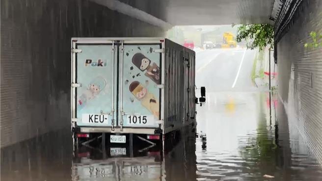 基隆市七堵區11日下午突然下起大雨，堵南1-1地下道再度積水，並造成一部路過貨車當場拋錨。市府也緊急封閉雙向車道禁止通行。（張志康攝）