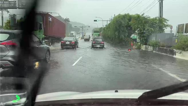 基隆市七堵區千祥橋頭靠中油五堵石門油庫的路面也出現積水。（張志康攝）