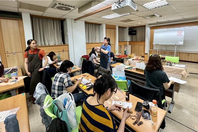 新北劳工大学11日起开放报名，提供劳动教育及职能两大主轴并在4大据点开课，图为过往手工皮革课。（新北市劳工局提供）