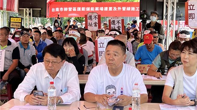 匯鉅能源公司今日在台南柳营的储能场预定地开说明会，近200位民眾到场关切，立委谢龙介（第一排左）、陈亭妃（第一排右）、台南市议员蔡育辉（第一排中）和沈家凤都出席声援。（张毓翎摄）