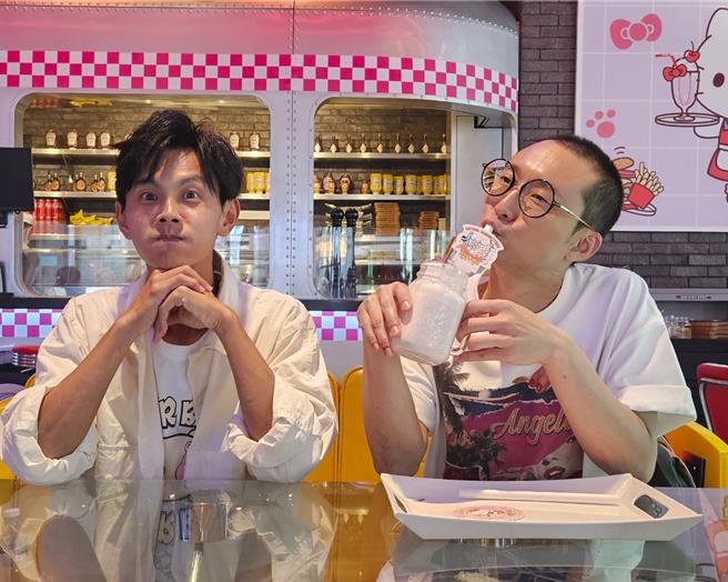 阿翔（左）、浩子在澳门共度20周年。（闹着玩YT提供）