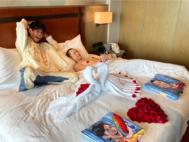 饭店精心替阿翔（左）、浩子准备蜜月套房。（闹着玩YT提供）