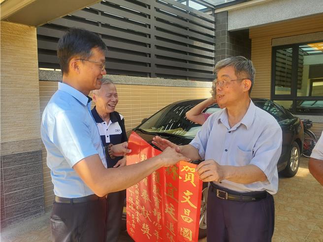 退休校長林宜廷（前右）獲得全台僅20名的教育奉獻獎，前西螺七崁武術文教基金會董事長李明哲（左）11日特地帶著董事們到林家貼紅榜，分享喜悅。（周麗蘭攝）