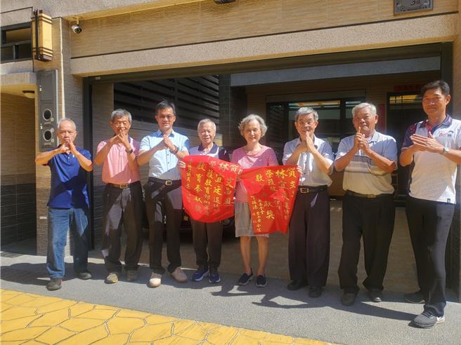 西螺鎮文昌國小退休校長林宜廷（右三），退休13年來更忙碌於穿梭各小學推廣七崁武術、硬筆書法、家庭教育，榮獲2024年教育部教育奉獻獎，西螺七崁武術文教基金會的董事及師傅們11日前往他的住處貼紅紙祝賀，大夥擺出「請拳」的手勢。（周麗蘭攝）