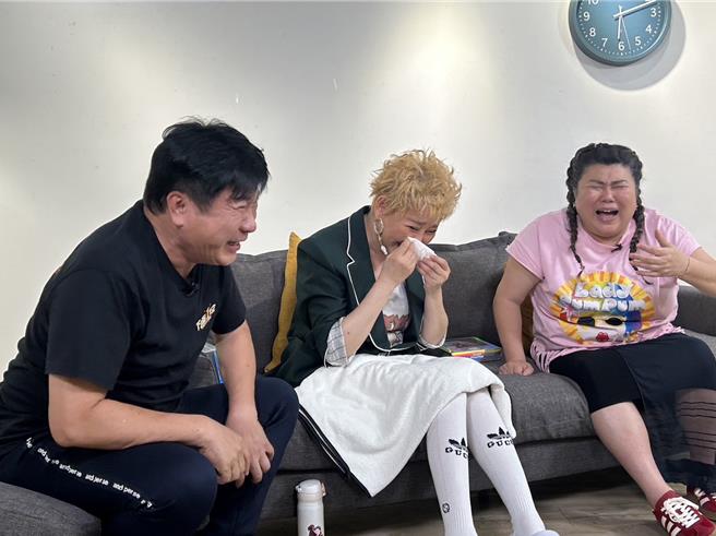 胡瓜（左起）、藍心湄、林美秀3位好友在一起聊天，不由自主地笑到流淚。（《下面一位》提供）