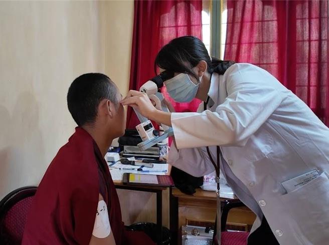 林口長庚醫院於6月7日至16日至不丹偏鄉山區包含崗頂佛學院、鹿吉谷小學、當秋女尼寺、旺度宗寺廟等處義診傳愛。（林口長庚醫院提供）