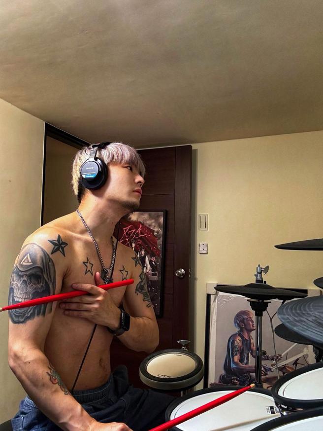 八三夭鼓手阿電日前在Threads上傳半裸照，預告演唱會上將讓粉絲大飽眼福。（摘自阿電Threads @831_dan）