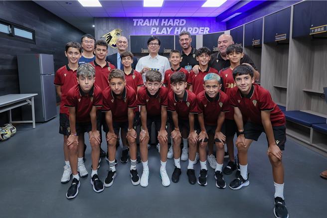 第一屆福爾摩沙國際七人制足球錦標賽，市長陳其邁與運發局長侯尊堯與西班 牙LALIGA Cádiz CF（卡迪斯足球俱樂部）的小球員一同合影。（柯宗緯翻攝）