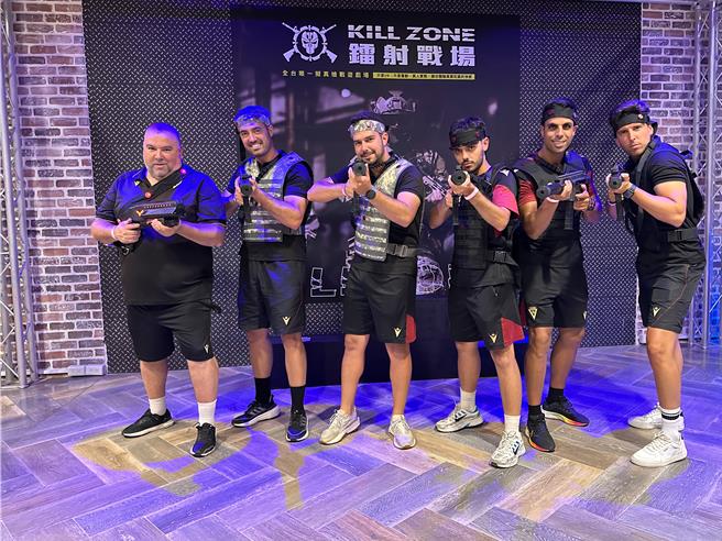 卡迪斯足球俱樂部體驗高雄玩具槍戰遊戲。（柯宗緯翻攝）