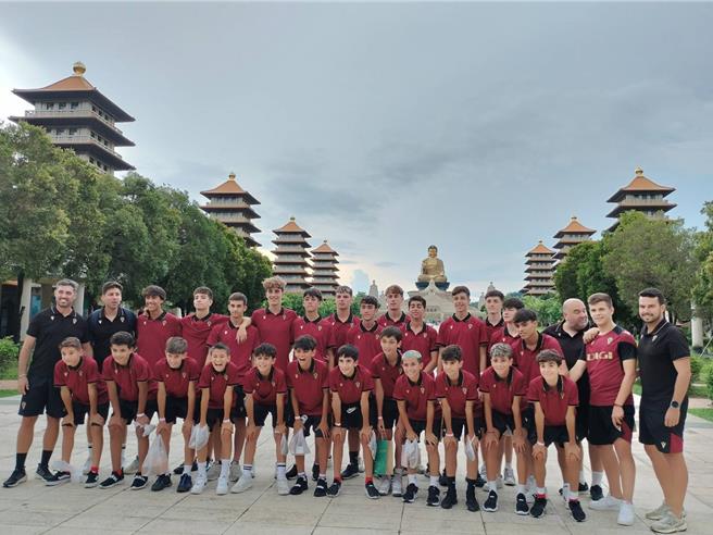 健身工廠團隊帶卡迪斯足球俱樂部的小球員到佛光山旅遊。（柯宗緯翻攝）