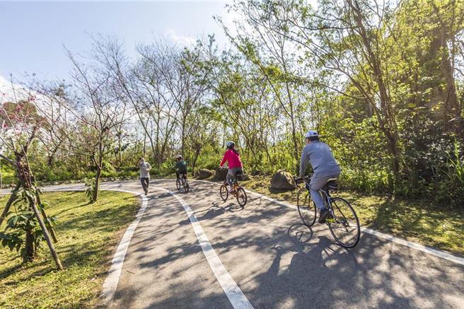 交通部改善全台自行車路網計畫持續進行中，圖為去年新竹縣「樂活單車 漫遊竹縣」活動在竹東河濱公園登場。（本報資料照片）