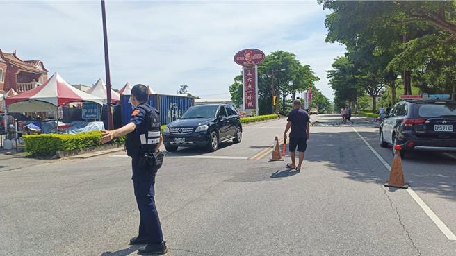 金門縣警局金城分局獲報立即派遣線上警網趕往現場協助處理，指揮引導車流恢復交通。(圖／警方提供)