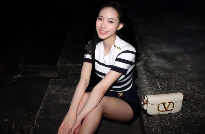 Lily夜中曬白皙美腿網驚嘆，小S親揭爆笑原因。（圖／IG@lilyhsuuuu）