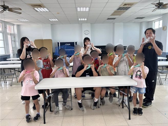 成军4年的将军国小陶笛队，今年虽然有10位学生毕业，但又招募新血，现在共15位成员。（将军国小提供／张毓翎台南传真）