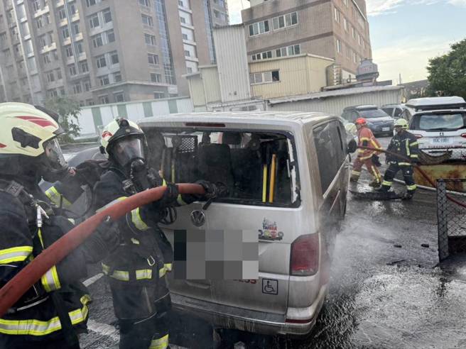 停車場內的長照專車突然起火，火勢猛烈旁邊轎車遭受波及。（翻攝畫面）