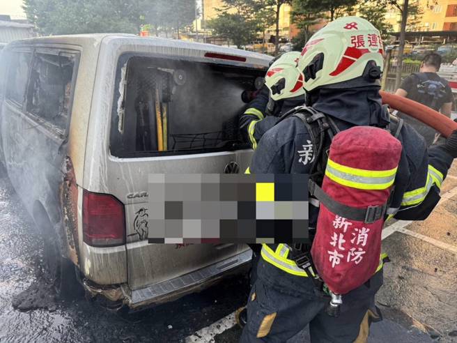停車場內的長照專車突然起火，火勢猛烈旁邊轎車遭受波及。（翻攝畫面）