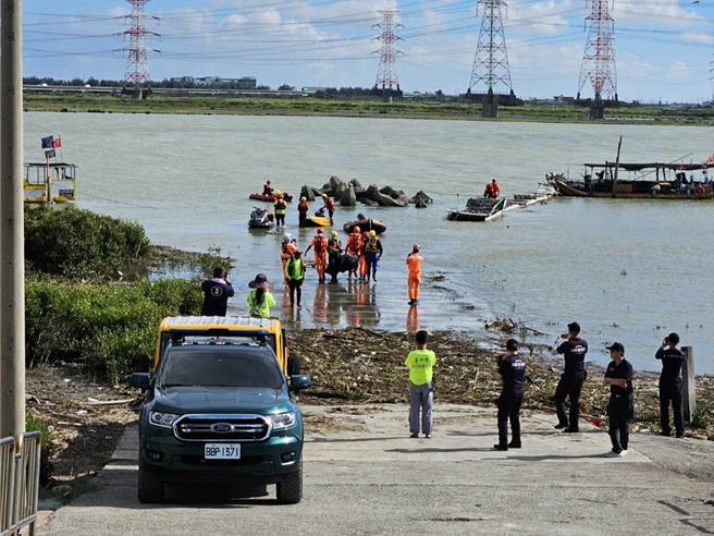 位於台中市龍井區三港路的麗水漁港9日上午傳出男子落水事件，直到10日下午，終於被大肚溪出海口工作的漁民發現，確認為37歲白姓男子，警方已通知家屬認屍。（民眾提供／潘虹恩台中傳真）