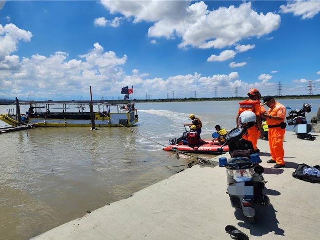 位於台中市龍井區三港路的麗水漁港9日上午傳出男子落水事件，現場僅1部藍色重機停在堤防邊，10日找到該男子遺體。（民眾提供／潘虹恩台中傳真）