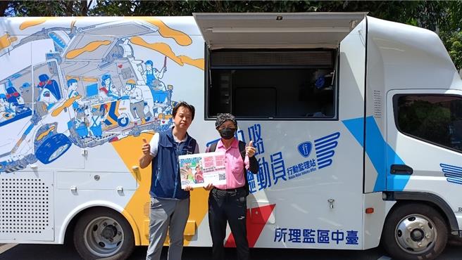 為維護銀髮族行車安全， 75歲以上高齡駕駛人收到換照通知一定要更換，以免駕照過期失效或註銷受罰。（照片由豐原監理站提供）