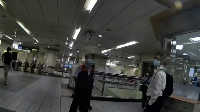 今（11日）上午8时32分，台北捷运中山国小站月台发生一起纠纷。（翻摄画面）