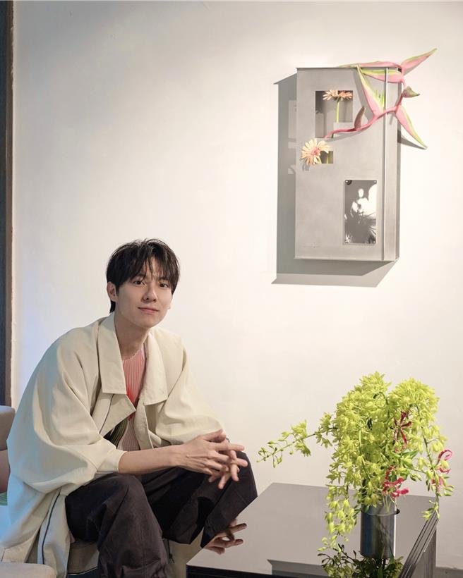 彭千佑与作品合影。（天地合娱乐提供）