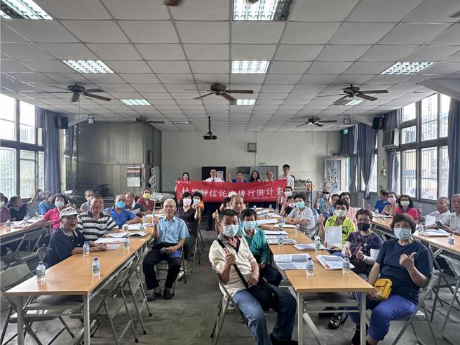 信托业配合信托公会于苗栗造桥大龙村宣导安养信托。图／信托公会提供