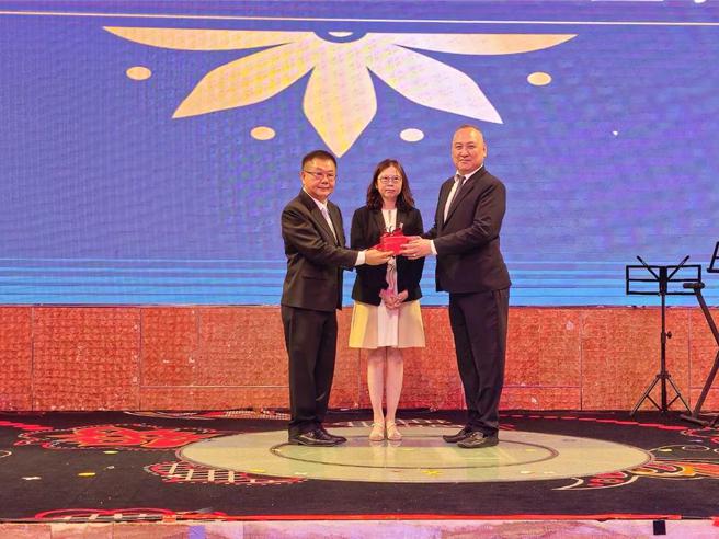 五届理事长郎德明（右）11日从第四届理事长简志坤（左）手中，接过高雄市不动产仲介公会理事长印信。图／公会提供