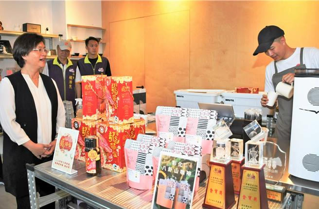 员林市青农余镇呈与父亲余伟铨在八卦山脉种植精品咖啡，也在员林开设咖啡店，县长王惠美（左）前往参观品嚐。（彰县府提供／叶静美彰化传真）