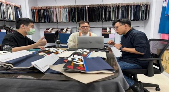 德国买主来臺与我纺织业者进行商洽。（纺拓会提供）