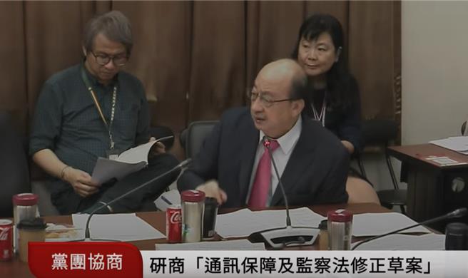 民进党团总召柯建铭呛同党立委锺佳滨。（国会频道）