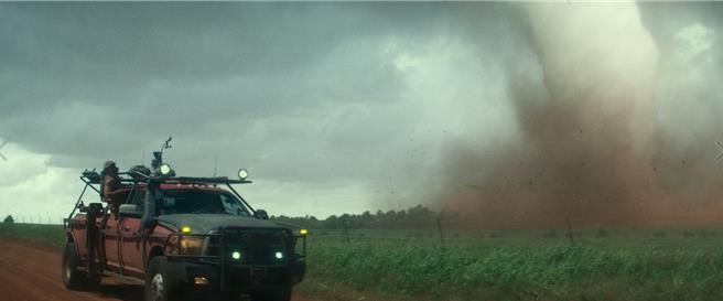 《龙卷风暴》为观眾带来一场惊险刺激的观影体验。（华纳兄弟提供）