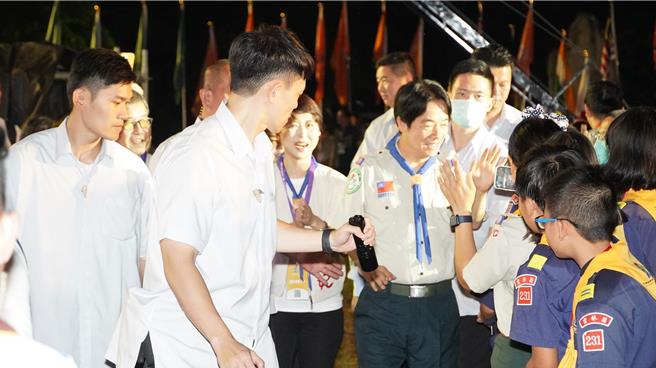 賴總統抵達會場後，先跟童軍親切打招呼。（寶智華攝）