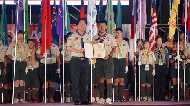 賴總統頒贈「仁愛獎」給先前趕在救護車抵達前CPR救人一命的童軍夥伴王從瑋。（寶智華攝）