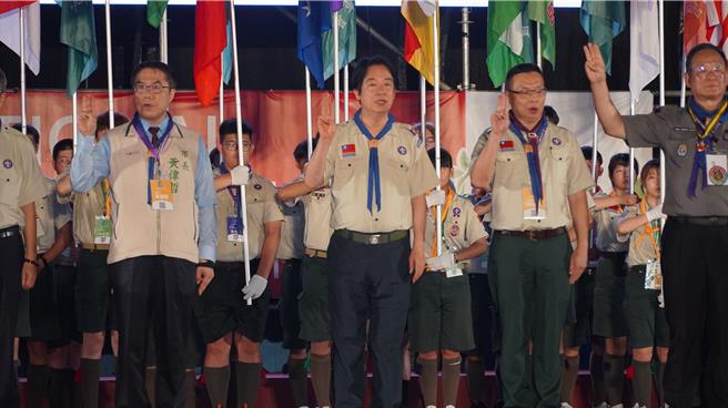 賴總統舉３指重溫童軍諾言。（寶智華攝）