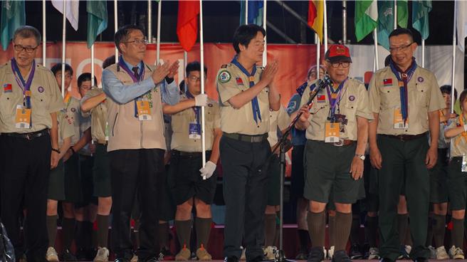 92歲高齡的童軍譚子賢老師領唱童軍軍歌後，賴總統鼓掌勉勵。（寶智華攝）