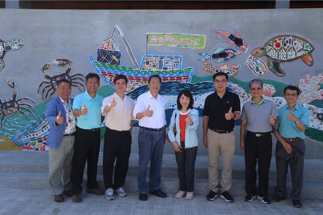 國民黨籍屏東立委蘇清泉11日邀環境部長彭啟明至小琉球現勘垃圾清運困境，期間彭發現全島只有2座公廁不敷使用，承諾將協助新建公廁。（蘇清泉團隊 提供／謝佳潾屏東傳真）