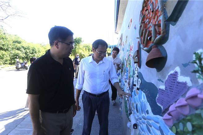 國民黨籍屏東立委蘇清泉11日邀環境部長彭啟明至小琉球現勘垃圾清運困境，期間彭發現全島只有2座公廁不敷使用，承諾將協助新建公廁。（蘇清泉團隊 提供／謝佳潾屏東傳真）